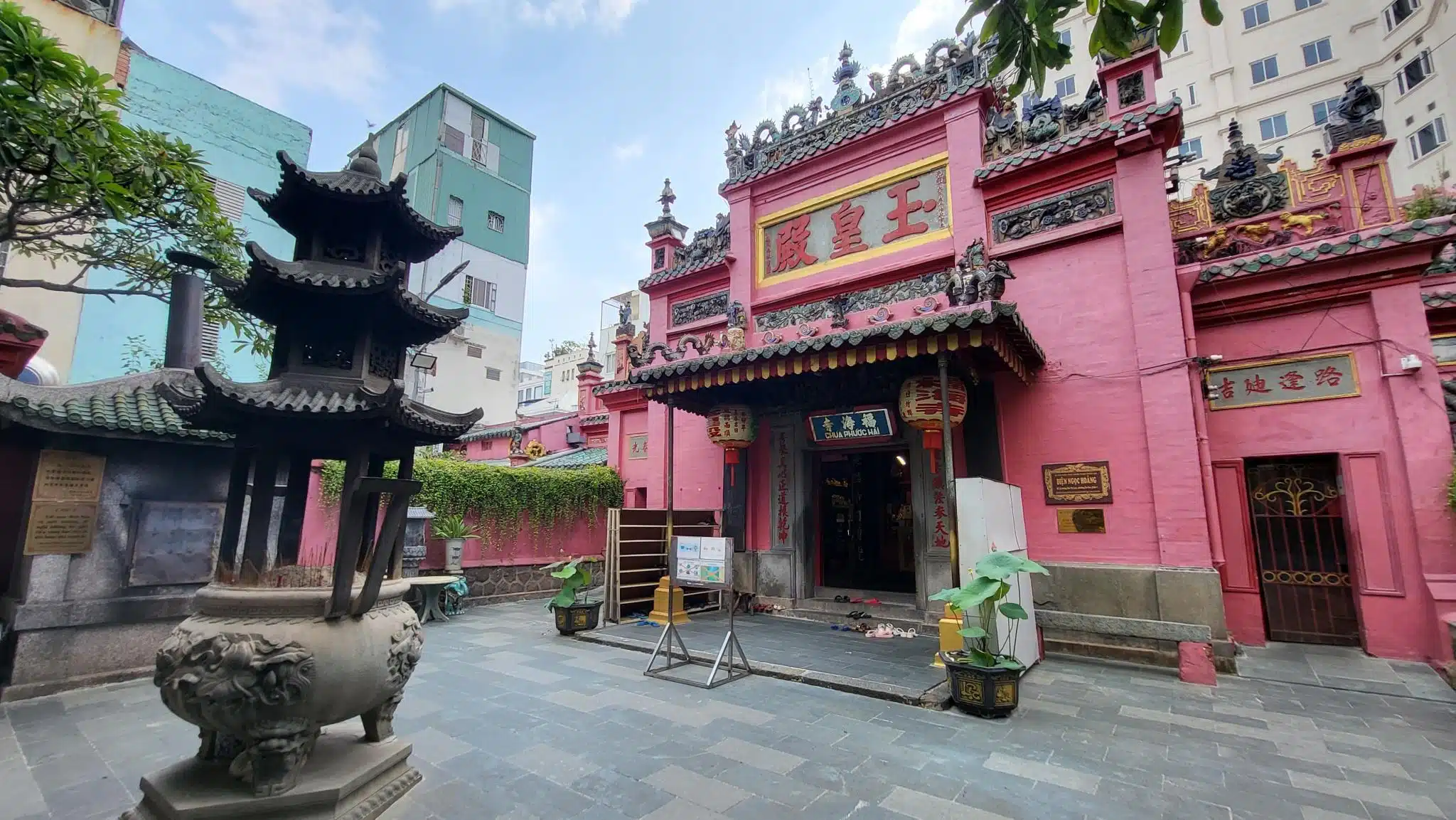 Jade Emperor Temple (Chùa Ngọc Hoàng) – Saigon