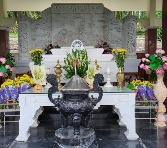 Hoang Thi Loan’s tomb – Vinh